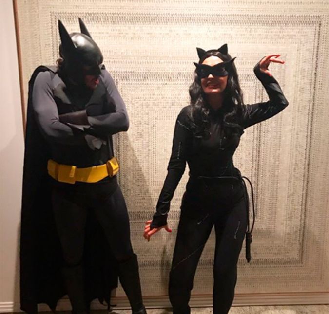 Em 2018, Fátima Bernardes já conseguiu causar antes mesmo do Carnaval chegar! Ao curtir o pré-Carnaval pernambucano ao lado do namorado, Túlio Gadêlha, a apresentadora quebrou todos os recordes e atualizou da melhor forma possível o status de mulher bem resolvida com a vida e pleníssima. Discreta em seu primeiro casamento, com William Bonner, Fátima surpreendeu ao aparecer completamente fantasia de Mulher-Gato, fazendo parzinho com o advogado, que estava vestido de Batman. Os cliques divulgados por Túlio no Instagram levaram os fãs da beldade à loucura, arrancando elogios de internautas que ficaram admirados com a postura de Fátima, que mostrou que é possível ser muito feliz mesmo após o fim de um longo relacionamento público.