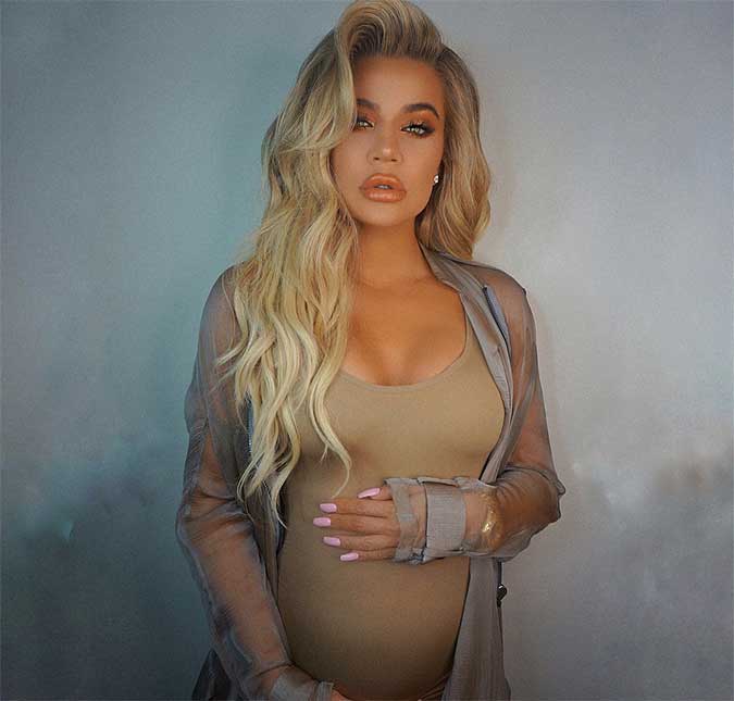 Caprichando no carão, Khloé Kardashian revela a barriga do sétimo mês de gestação