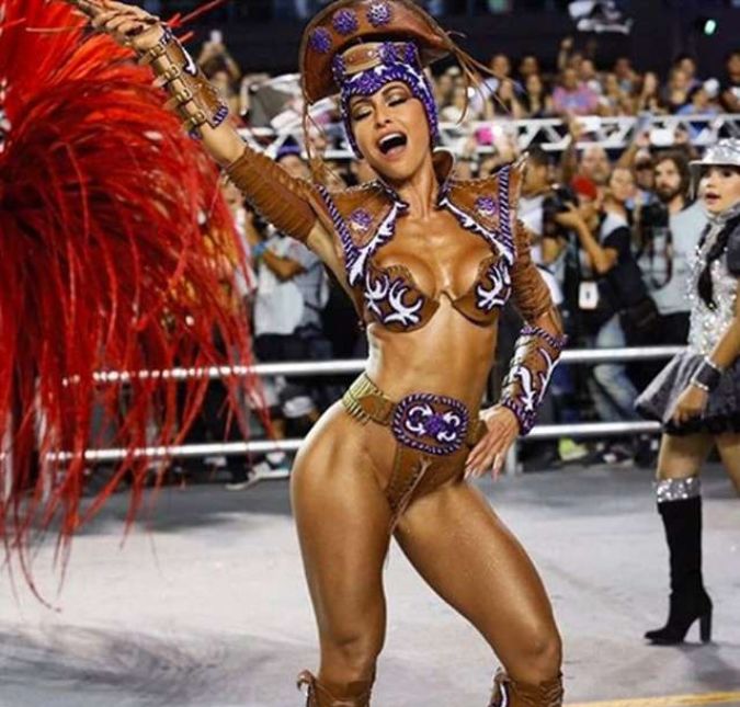 Em 2017,  Sabrina Sato também causou com a fantasia. Ela entrou na avenida com a fantasia pela metade durante o desfile da Gaviões da Fiel, em São Paulo. A apresentadora, que é musa da agremiação, acabou chegando atrasada à avenida por uma confusão de horários e ficou com os olhos marejados quando percebeu que chegou após a bateria entrar pelos portões do Sambódromo. O atraso fez com que ela não conseguisse colocar o costeiro de sua fantasia. Apesar de ter arrasado durante sua passagem no Carnaval, a beldade ficou marcada pelo episódio polêmico e em seu canal no YouTube até chegou a declarar que pensou em desistir do Carnaval em 2018.