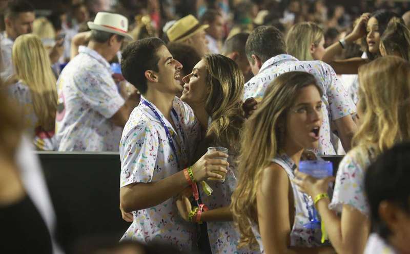 Enzo Celulari beija muito a namorada no Carnaval, confira ...