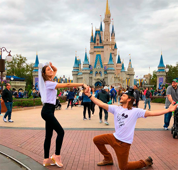 Camila Queiroz revela que casamento com Klebber Toledo será na praia: <I>Pés na areia</i>