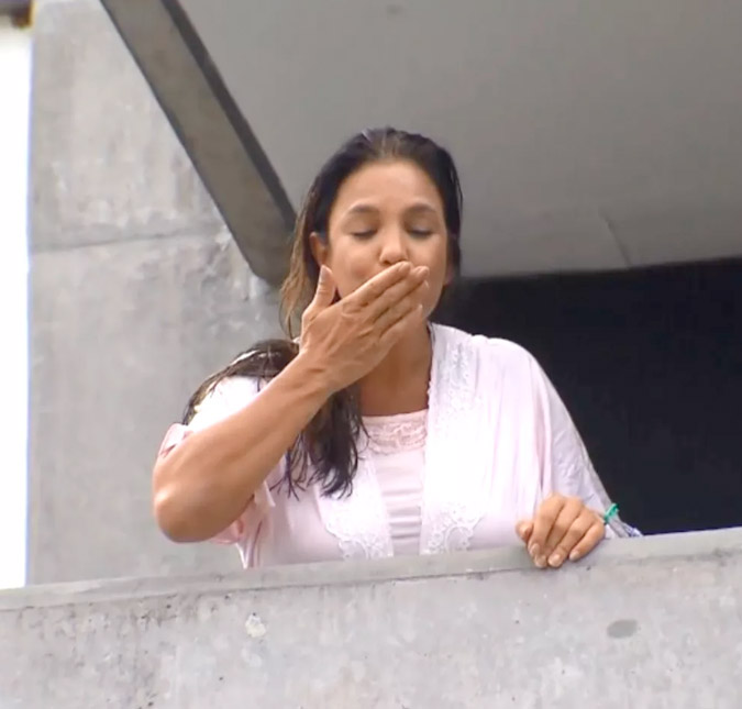 Ivete Sangalo aparece em sacada de hospital e dá notícias das gêmeas