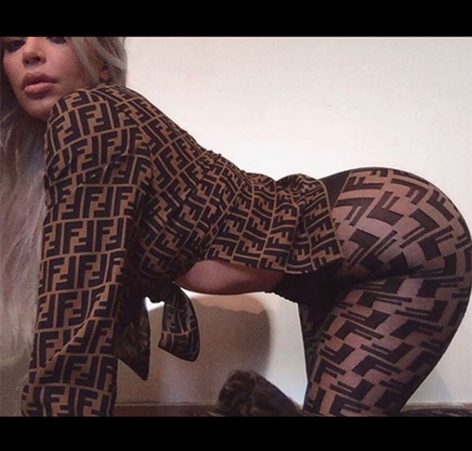 Kim Kardashian exibe bumbum empinado e cintura muito fina em foto, confira!