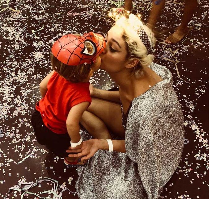 Todo Carnaval tem seu fim e Sophie quis fechar com chave de ouro os dias de folia de 2019 ao publicar uma foto ao lado do filho. O pequeno aparece fantasiado de Homem-Aranha e ganhando um beijo da mãe, como é possível ver na imagem acima. Na legenda, a atriz citou um trecho da música O que é, o que é, de Gonzaguinha: Fico com a pureza da resposta das crianças é a vida é bonita e é bonita (no gogó) Viver e não ter a vergonha de ser feliz Cantar e cantar e cantar A beleza de ser um ETERNO APRENDIZ. Ahhhh meu Deus. Eu sei, eu sei que a vida devia ser bem melhor, e será! Mas isso não impede que eu repita, é bonita é bonita e é bonita!!! Todo Carnaval tem seu fim e Sophie quis fechar com chave de ouro os dias de folia de 2019 ao publicar uma foto ao lado do filho. O pequeno aparece fantasiado de Homem-Aranha e ganhando um beijo da mãe, como é possível ver na imagem acima. Na legenda, a atriz citou um trecho da música O que é, o que é, de Gonzaguinha: Fico com a pureza da resposta das crianças é a vida é bonita e é bonita (no gogó) Viver e não ter a vergonha de ser feliz Cantar e cantar e cantar A beleza de ser um ETERNO APRENDIZ. Ahhhh meu Deus. Eu sei, eu sei que a vida devia ser bem melhor, e será! Mas isso não impede que eu repita, é bonita é bonita e é bonita!!!
