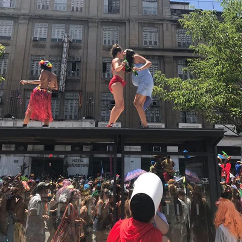 Após foto dançando em cima de ponto de ônibus, Bruna Linzmeyer é duramente criticada