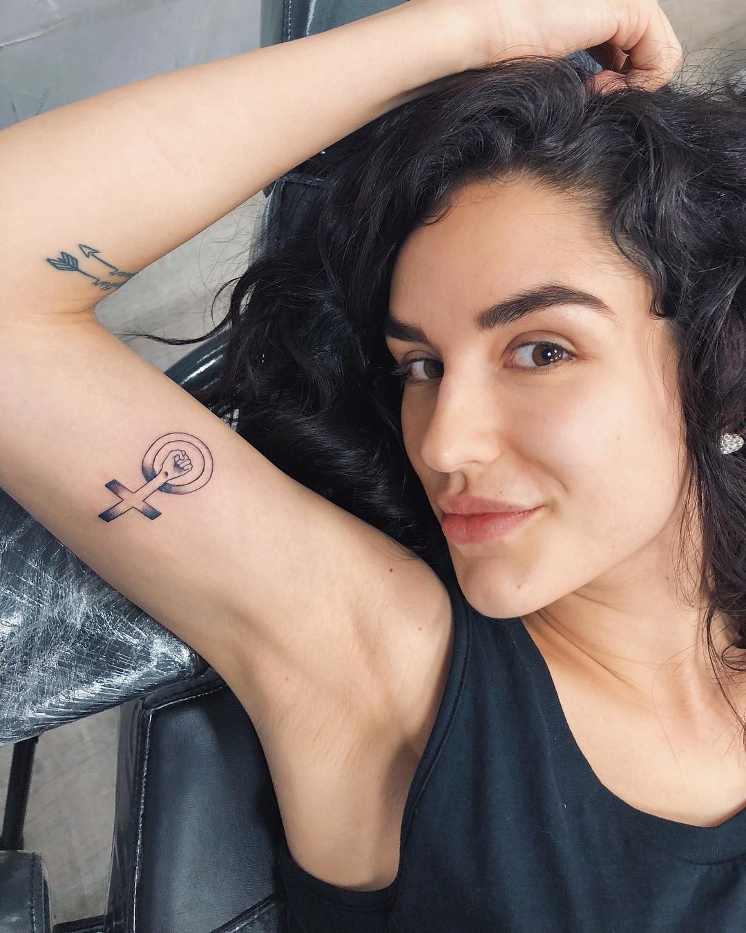 Kéfera Buchmann teria se confundido e tatuado o símbolo errado? Entenda!