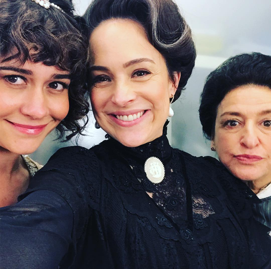 Gabriela Duarte dá pista sobre nova novela das seis e exibe cabelos grisalhos para personagem
