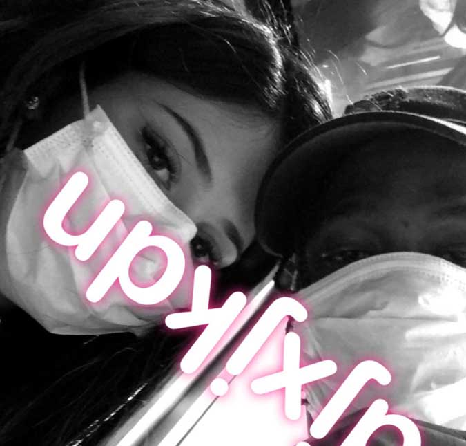 Travis Scott posta primeira foto com Kylie Jenner desde o nascimento da filha deles