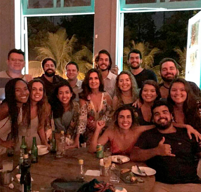 Fátima Bernardes e Túlio Gadêlha posam abraçadinhos em noite com amigos