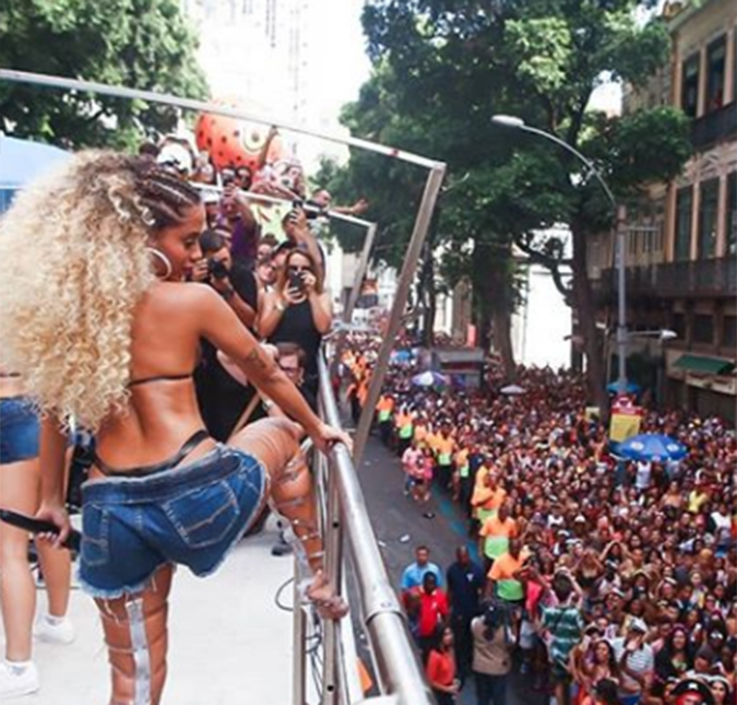 Anitta para Bloco para dar bronca em ladrão: - <i>De onde vocês vieram eu também vim, mas isso não justifica pegar o que é dos outros</i>