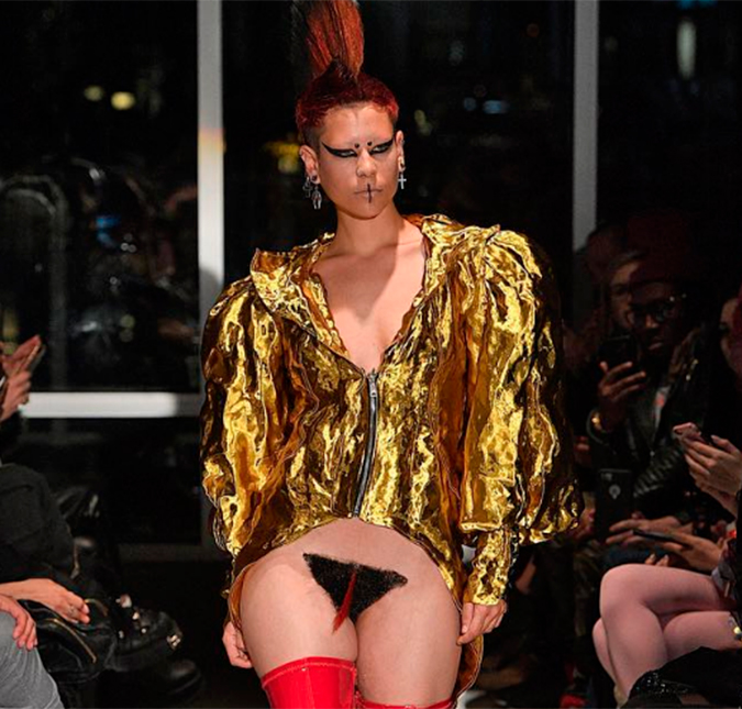 Desfile na Semana de Moda de Nova York conta com peruca nas genitais e dá o que falar na <i>web</i>