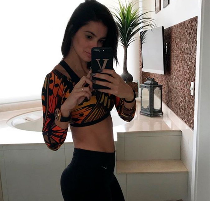 Vera Viel exibe barriga após ficar dois meses sem academia