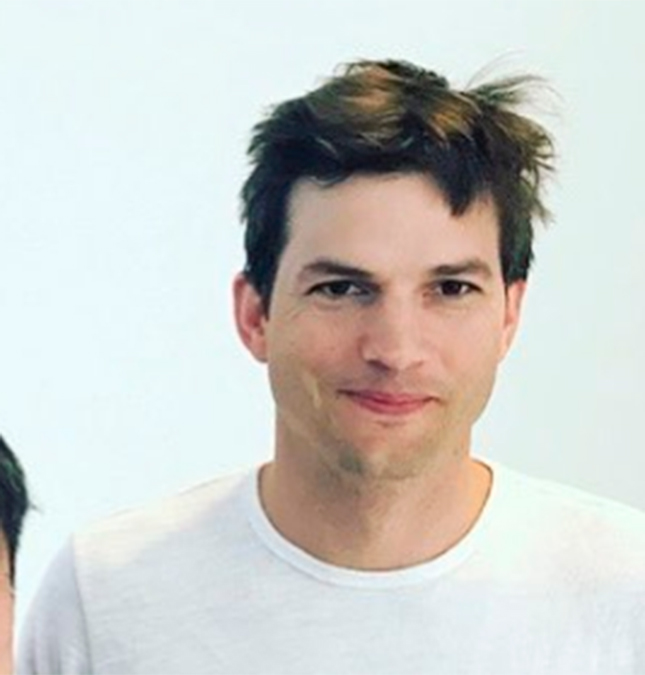 Ashton Kutcher diz que ficou à base de água e chá em retiro espiritual para superar separação de Demi Moore