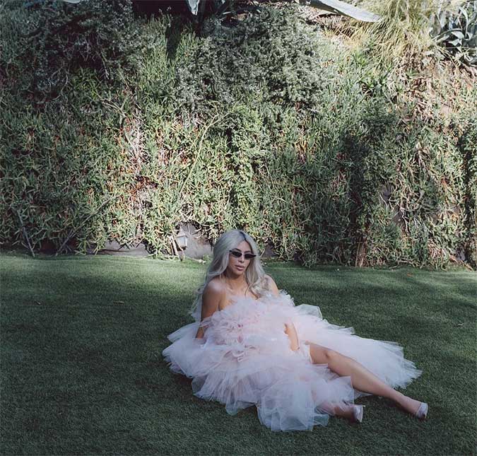 Com <i>look</i> cheio de babados, Kim Kardashian posa toda romântica em gramado