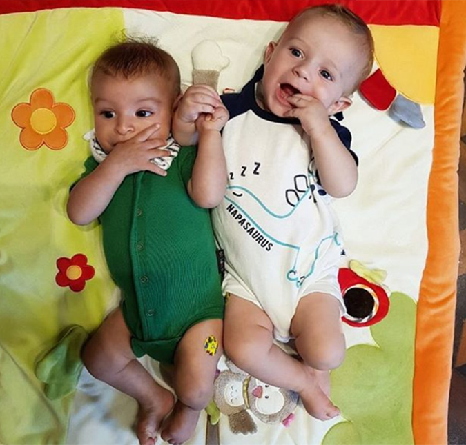 Sheron Menezzes e Maíra Charken vacinam seus bebês juntas: - <i>Vacinão</i>!