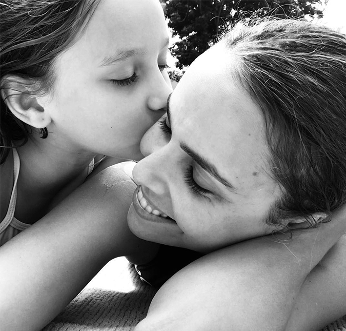 Débora Falabella comemora aniversário ao lado da filha e se declara: <i>Melhor Presente</i>