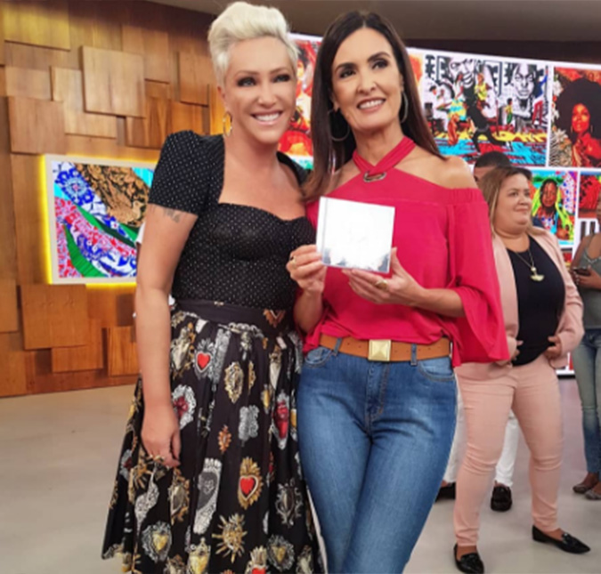Deborah Blando aparece com cabelo platinado e é comparada a Pink e Madonna, assista!