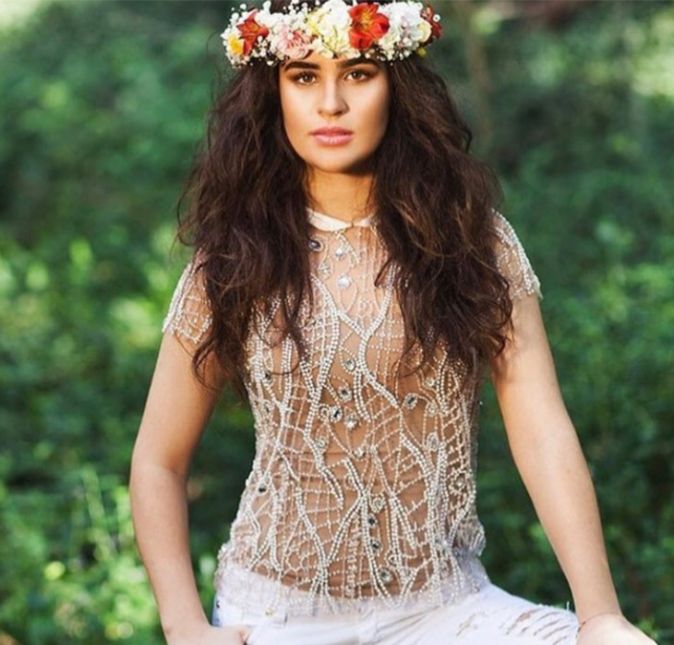 Um arraso! Lívian usou essa tiara de flores enquanto posava com uma blusinha brilhante e transparente! Um arraso! Lívian usou essa tiara de flores enquanto posava com uma blusinha brilhante e transparente!