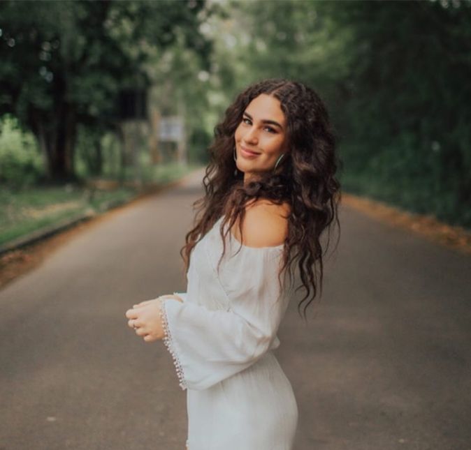 Olha aí a atriz com cabelos cacheados, longos, uma roupa branca que cai nos ombros. Lindona mesmo! Olha aí a atriz com cabelos cacheados, longos, uma roupa branca que cai nos ombros. Lindona mesmo!