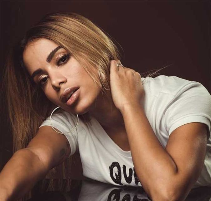 Como adora se divertir, Anitta foi à uma balada em Los Angeles, nos Estados Unidos, com alguns amigos. Lá, ela dançou bastante e cantou diversas músicas gringas, mostrando que ama a canção do DJ Khaled em parceria com Rihanna, Wild Thoughts. Por estar bastante alegrinha, Anitta esclareceu algumas coisinhas para o seu público que a acompanhava no InstaStories na noite: Antes que vocês fiquem falando aí que eu sou bêbada, que eu sou drogada. Eu vou fazer uma live na balada e o povo ficou comentando Tá drogada. Não, amor. Tô nada. Tô bebendo água, eu não uso drogas. Todo mundo aqui bebeu, menos eu. É possível, tá? A pessoa ser feliz, alegre, sem usar droga, sem beber. Eu sou assim. A pessoa que casar comigo vai acordar e dormir nessa felicidade. Já é um recado que estou dando.