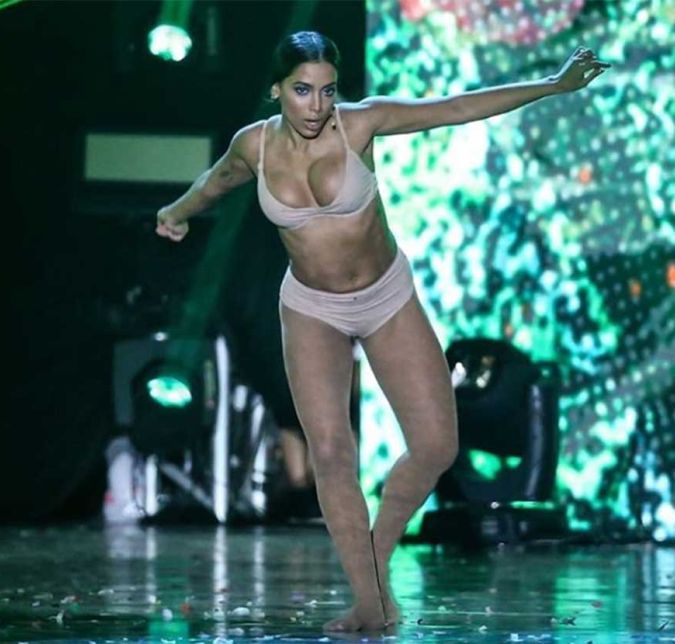 Mesmo quando gafes fashion acontecem, ela não desce do salto e tenta tirar proveito da situação. Ao se apresentar no Prêmio Multishow, a cantora sem querer deixou o seio de fora. Porém, após fazer uma postagem no Instagram para refletir sobre os prêmios que havia ganho aquela noite, ela não deixou de fazer piada: Como disse ontem ao ganhar pela primeira vez o prêmio de melhor cantora, um dia eu espero poder e conseguir mostrar pra vocês o quanto é difícil trilhar este caminho que escolhi sendo mulher, jovem, transparente e favelada. Crescer onde cresci, sem grana, sem estrutura, sem oportunidades, começar cantando o ritmo que sofria preconceito por maior parte da população, ser sensual, ser solteira (ok, agora finalmente não mais), livre, estudiosa, esforçada, trabalhadora, dedicada, independente, 