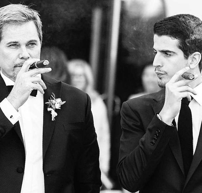 Edson Celulari compartilhou uma foto ao lado do filho, Enzo Celulari, da vez em que eles foram para Toscana, no casamento do ator com Karin Roepke. Charmosos, ambos aparecem fumando charutos e usando roupas sociais. Na legenda, Edson brincou: Malvados favoritos. Não é que eles são parecidos mesmo?