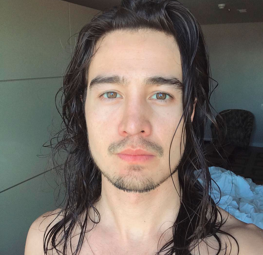 Tiago Iorc não tem planos de voltar a fazer <i>shows</i> tão cedo e vive exílio nos Estados Unidos