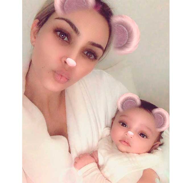 Kim Kardashian publica primeira foto da filha, Chicago, e fala sobre defeitos e qualidades da família Kardashian em entrevista
