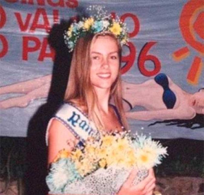 Ana saiu de sua cidade rumo a São Paulo com apenas 15 anos de idade. Ela e um grupo de amigas sonhavam com a carreira de modelo, mas somente Hickmann continuou na profissão. Em entrevista a Fábio Porchat, Ana revelou que, no início, ficava até sem comer para entrar nos padrões do mundo da moda: - Já passei muita fome para alcançar as medidas necessárias para o mercado. Nas redes sociais, ela publicou um clique de pouco antes de começar a carreira, e legendou: Olha eu! Rainha das Piscinas do Clube Aliança de Santa Cruz do Sul 96. Olha o tamanho do bumbum e da coxa. No mesmo ano, ela já começou a aparecer em capas de revista e participou da São Paulo Fashion Week, que ainda se chamava Morumbi Fashion. Ana saiu de sua cidade rumo a São Paulo com apenas 15 anos de idade. Ela e um grupo de amigas sonhavam com a carreira de modelo, mas somente Hickmann continuou na profissão. Em entrevista a Fábio Porchat, Ana revelou que, no início, ficava até sem comer para entrar nos padrões do mundo da moda: - Já passei muita fome para alcançar as medidas necessárias para o mercado. Nas redes sociais, ela publicou um clique de pouco antes de começar a carreira, e legendou: Olha eu! Rainha das Piscinas do Clube Aliança de Santa Cruz do Sul 96. Olha o tamanho do bumbum e da coxa. No mesmo ano, ela já começou a aparecer em capas de revista e participou da São Paulo Fashion Week, que ainda se chamava Morumbi Fashion.