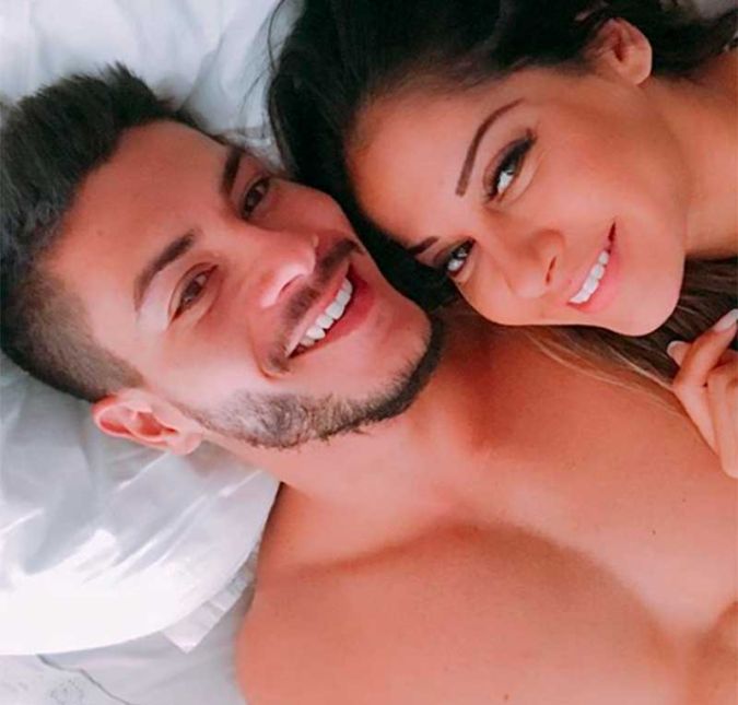 Maíra Cardi também revelou aos seguidores que o momento mais gostoso dos dois juntos é esse aí da foto, em que aparecem deitados na cama juntos sem hora para acordar. Quem não gosta, né? Maíra Cardi também revelou aos seguidores que o momento mais gostoso dos dois juntos é esse aí da foto, em que aparecem deitados na cama juntos sem hora para acordar. Quem não gosta, né?