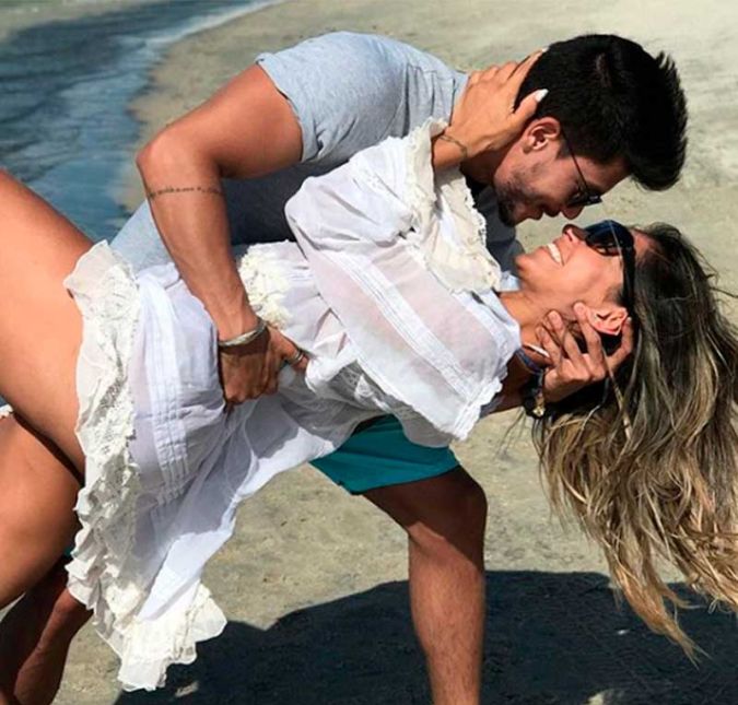 Maíra ainda explicou através do Instagram Stories que o casamento surpresa não foi a única celebração do casal para formalizar a união: - Eu queria falar pra vocês um segredo, porque tudo é muito rápido, a internet é muito rápida e a maioria das minhas amigas já estão me mandando mensagem: Amiga, você casou e não me avisou! Enfim, casei. Mas é o seguinte, na verdade, eu só casei no cartório. O nosso casamento mesmo, que vou convidar todos os meus amigos, toda a minha família, permanece em Fernando de Noronha. A atleta contou para seus seguidores que os dois estavam com o casório marcado no civil, só que por ele ter sido escalado para gravar no Jalapão e pelos cartórios estarem fechados nessa época do ano, tiveram que adiar a ocasião. Porém, como o casal não queria deixar a união oficial para 2018, Cardi chamou a juíza responsável pelo acordo matrimonial para sua casa e, sem Aguiar saber, marcou o evento. Maíra ainda explicou através do Instagram Stories que o casamento surpresa não foi a única celebração do casal para formalizar a união: - Eu queria falar pra vocês um segredo, porque tudo é muito rápido, a internet é muito rápida e a maioria das minhas amigas já estão me mandando mensagem: Amiga, você casou e não me avisou! Enfim, casei. Mas é o seguinte, na verdade, eu só casei no cartório. O nosso casamento mesmo, que vou convidar todos os meus amigos, toda a minha família, permanece em Fernando de Noronha. A atleta contou para seus seguidores que os dois estavam com o casório marcado no civil, só que por ele ter sido escalado para gravar no Jalapão e pelos cartórios estarem fechados nessa época do ano, tiveram que adiar a ocasião. Porém, como o casal não queria deixar a união oficial para 2018, Cardi chamou a juíza responsável pelo acordo matrimonial para sua casa e, sem Aguiar saber, marcou o evento.