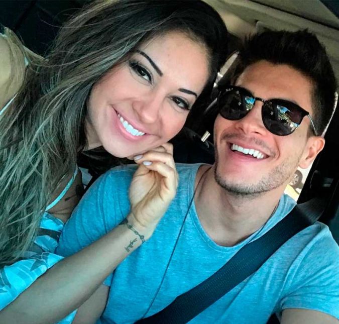 O casal confirmou que estava namorando em julho de 2017. De lá para cá, foram muitas trocas de mensagens fofas nas redes sociais. Maíra Cardi não poupa elogios ao boy magia e sempre faz questão de frisar que é muito feliz ao lado dele: Há muitos anos eu sou feliz, e a cada dia que passa eu sou mais feliz! Sempre escutei a frase: Você tem muita sorte. Eu não me considero uma mulher de sorte, porque a sorte nada mais é que uma chance para quem soube aproveitar! Me considero uma pessoa intensa, eu vivo a vida, me jogo, aproveito o melhor que a vida me oferece. E faço do pior o melhor aprendizado. E no meio de um furacão de aprendizado que para muitos poderia ser ruim, surgiu você para quebrar todos os meus preconceitos, fazer tudo diferente do que eu disse que nunca faria. Você sem sombra de dúvida veio para mostrar que a vida é do jeito que ela quiser ser e não do jeito que eu quero, eu não posso controlar tudo, e com você quase nada! Me deparo com espelho e estou diante dos meus maiores defeitos e qualidades! Estou diante de tudo que eu não pedi. Quanto mais eu vivo ao seu lado mais entendo que não sei de nada, e que amanhã com certeza eu farei coisas, direi coisas, viverei coisas as quais até ontem eu não gostava, não queria ou se quer sabia que existia! Com você me sinto viva, me sinto rasgando todos os últimos fios que me prendiam a qualquer última regra. Inclusive aquela básica que de todas que Te amo só diz depois de um mês. As outras só você sabe por enquanto, e eu paro por aqui! E ainda assim existirão os que dirão que somos loucos, que é muito rápido, que não pode, não é real, não combina ou qualquer regra idiota que o mundo cria para as pessoas nunca podem de fato sentir o que é ser feliz de verdade!, escreveu em legenda de clique que os dois aparecem sorridentes em um carro. O casal confirmou que estava namorando em julho de 2017. De lá para cá, foram muitas trocas de mensagens fofas nas redes sociais. Maíra Cardi não poupa elogios ao boy magia e sempre faz questão de frisar que é muito feliz ao lado dele: Há muitos anos eu sou feliz, e a cada dia que passa eu sou mais feliz! Sempre escutei a frase: Você tem muita sorte. Eu não me considero uma mulher de sorte, porque a sorte nada mais é que uma chance para quem soube aproveitar! Me considero uma pessoa intensa, eu vivo a vida, me jogo, aproveito o melhor que a vida me oferece. E faço do pior o melhor aprendizado. E no meio de um furacão de aprendizado que para muitos poderia ser ruim, surgiu você para quebrar todos os meus preconceitos, fazer tudo diferente do que eu disse que nunca faria. Você sem sombra de dúvida veio para mostrar que a vida é do jeito que ela quiser ser e não do jeito que eu quero, eu não posso controlar tudo, e com você quase nada! Me deparo com espelho e estou diante dos meus maiores defeitos e qualidades! Estou diante de tudo que eu não pedi. Quanto mais eu vivo ao seu lado mais entendo que não sei de nada, e que amanhã com certeza eu farei coisas, direi coisas, viverei coisas as quais até ontem eu não gostava, não queria ou se quer sabia que existia! Com você me sinto viva, me sinto rasgando todos os últimos fios que me prendiam a qualquer última regra. Inclusive aquela básica que de todas que Te amo só diz depois de um mês. As outras só você sabe por enquanto, e eu paro por aqui! E ainda assim existirão os que dirão que somos loucos, que é muito rápido, que não pode, não é real, não combina ou qualquer regra idiota que o mundo cria para as pessoas nunca podem de fato sentir o que é ser feliz de verdade!, escreveu em legenda de clique que os dois aparecem sorridentes em um carro.