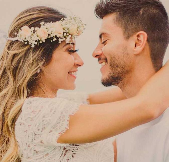 O pedido de casamento aconteceu cerca de dois meses após o início do namoro se tornar público. Arthur Aguiar surpreendeu a life coach no dia de seu aniversário com um pedido para lá de irreverente. Ele fez um caminho de pétalas de rosa, posicionou fotos de Maíra em ordem cronológica e, ao fim, mostrou um vídeo sobre a vida da amada. No Instagram, ele se declarou: Agradeço todos os dias por ter você na minha vida. Por poder aprender e crescer com você a cada segundo! Eu desejo que você seja cada dia mais feliz, porque é a sensação que você mais causa nas pessoas que estão a sua volta. Você emana amor, alegria, cumplicidade, compaixão, cuidado com o próximo...Isso é tão único e tão lindo de ver. Após o pedido, o casal declarou que iria se casar em março de 2018, no entanto, Maíra acabou surpreendendo todo mundo e no dia 22 de dezembro de 2017 armou um casamento surpresa para os dois, com a presença de poucos amigos e familiares. A beldade escolheu uma sainha branca com uma camiseta grudadinha e uma coroa de flores na cabeça, enquanto Arthur também apareceu todo de branco. Após a ocasião, o casal precisou rebater algumas críticas de alguns seguidores, que sugeriram que o casamento aconteceu muito rápido e sem ele saber. E para ser feliz só precisa amar... a e as regras da Nossa felicidade quem determina somos nós. E você?? Quem determina as regras da sua Felicidade? Você é realmente feliz assim?? Então ta tudo certo... mais amor por favor, escreveu Maíra na ocasião. O pedido de casamento aconteceu cerca de dois meses após o início do namoro se tornar público. Arthur Aguiar surpreendeu a life coach no dia de seu aniversário com um pedido para lá de irreverente. Ele fez um caminho de pétalas de rosa, posicionou fotos de Maíra em ordem cronológica e, ao fim, mostrou um vídeo sobre a vida da amada. No Instagram, ele se declarou: Agradeço todos os dias por ter você na minha vida. Por poder aprender e crescer com você a cada segundo! Eu desejo que você seja cada dia mais feliz, porque é a sensação que você mais causa nas pessoas que estão a sua volta. Você emana amor, alegria, cumplicidade, compaixão, cuidado com o próximo...Isso é tão único e tão lindo de ver. Após o pedido, o casal declarou que iria se casar em março de 2018, no entanto, Maíra acabou surpreendendo todo mundo e no dia 22 de dezembro de 2017 armou um casamento surpresa para os dois, com a presença de poucos amigos e familiares. A beldade escolheu uma sainha branca com uma camiseta grudadinha e uma coroa de flores na cabeça, enquanto Arthur também apareceu todo de branco. Após a ocasião, o casal precisou rebater algumas críticas de alguns seguidores, que sugeriram que o casamento aconteceu muito rápido e sem ele saber. E para ser feliz só precisa amar... a e as regras da Nossa felicidade quem determina somos nós. E você?? Quem determina as regras da sua Felicidade? Você é realmente feliz assim?? Então ta tudo certo... mais amor por favor, escreveu Maíra na ocasião.
