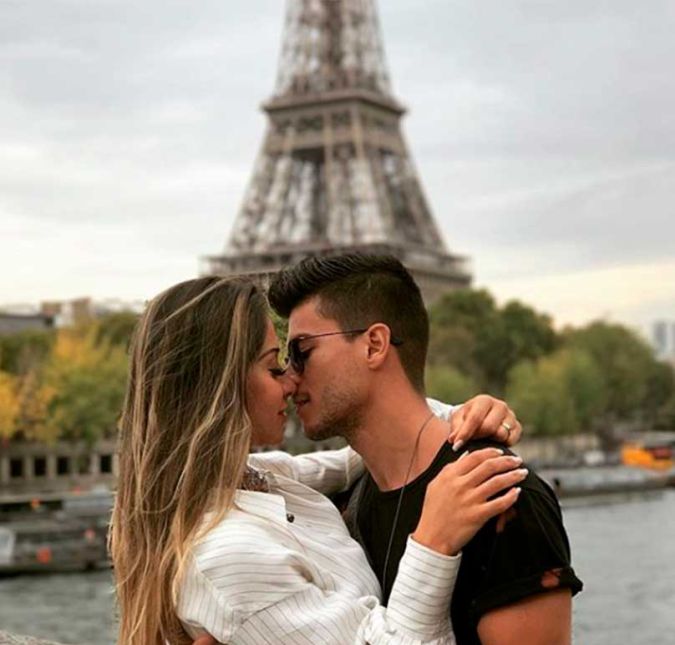 Em entrevista ao colunista Léo Dias, do jornal O Dia, Maíra contou que adiantou o casamento por querer engravidar logo: - Eu decidi que vou deixar a vida me levar (risos). Não tenho mais o empecilho que eu tinha. Filho era empecilho para mim. Quando eu digo empecilho estou querendo dizer que isso atrapalharia o plano de vida que eu tenho. Não estava dentro dos meus planos ter um outro filho e eu fazia de tudo para não ter. E nem era meu sonho. Isso é uma ideia recente. Ver uma criança como símbolo do nosso amor passou a ser um desejo meu. Se vier ano que vem, ótimo. Eu não quero me sentir pressionada também, se não o filho não vem. Sexo tem que ser algo gostoso e não com foco de ter filho. Não vou mentir: não é uma animação, não estou dando uma festa (risos). É um projeto de vida completamente diferente. Eu já deixei claro em várias entrevistas que eu não queria ter mais filho. Meu filho está com 17 anos, minha prioridade não era engravidar novamente. Mas o Arthur despertou dentro de mim o desejo de construir uma família. Eu sempre me achei ótima sozinha. Não precisava de mais ninguém (risos). Hoje eu não penso mais assim, explicou. Em entrevista ao colunista Léo Dias, do jornal O Dia, Maíra contou que adiantou o casamento por querer engravidar logo: - Eu decidi que vou deixar a vida me levar (risos). Não tenho mais o empecilho que eu tinha. Filho era empecilho para mim. Quando eu digo empecilho estou querendo dizer que isso atrapalharia o plano de vida que eu tenho. Não estava dentro dos meus planos ter um outro filho e eu fazia de tudo para não ter. E nem era meu sonho. Isso é uma ideia recente. Ver uma criança como símbolo do nosso amor passou a ser um desejo meu. Se vier ano que vem, ótimo. Eu não quero me sentir pressionada também, se não o filho não vem. Sexo tem que ser algo gostoso e não com foco de ter filho. Não vou mentir: não é uma animação, não estou dando uma festa (risos). É um projeto de vida completamente diferente. Eu já deixei claro em várias entrevistas que eu não queria ter mais filho. Meu filho está com 17 anos, minha prioridade não era engravidar novamente. Mas o Arthur despertou dentro de mim o desejo de construir uma família. Eu sempre me achei ótima sozinha. Não precisava de mais ninguém (risos). Hoje eu não penso mais assim, explicou.