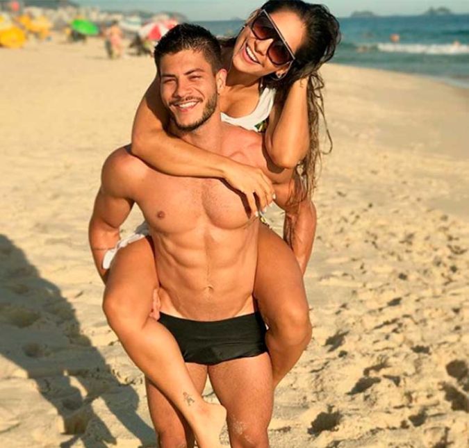 O ano de 2018 começou com muito amor para o casal, que posou agarradinho no Instagram durante um dia de praia. E assim começamos o nosso ano... Com a água do mar levando qualquer energia negativa, com o sol energizando pra termos energia pra encararmos mais um ano, com sorrisos que alimentam a alma e com muito amor que preenchem o coração!!, escreveu o ator. O ano de 2018 começou com muito amor para o casal, que posou agarradinho no Instagram durante um dia de praia. E assim começamos o nosso ano... Com a água do mar levando qualquer energia negativa, com o sol energizando pra termos energia pra encararmos mais um ano, com sorrisos que alimentam a alma e com muito amor que preenchem o coração!!, escreveu o ator.
