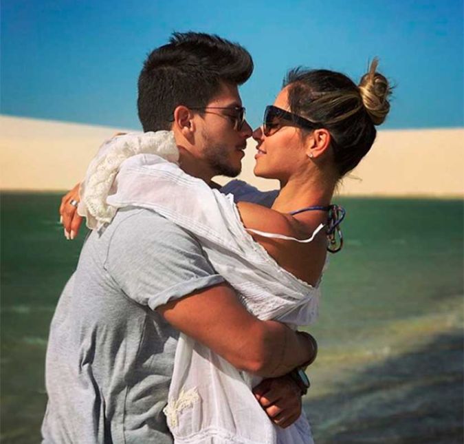 Maíra Cardi e Arthur Aguiar frequentemente trocaram declarações de amor na internet. Neste clique, publicado pelo galã, os dois aparecem coladinhos em meio à uma paisagem paradisíaca. Na legenda, ele mostrou todo seu lado romântico: Eu já sentia o seu gosto sem ao menos te beijar. Eu já gostava do seu cheiro antes dele me abraçar. Eu já sabia tudo que seus olhos tinham pra falar...Eu já sabia... Maíra Cardi e Arthur Aguiar frequentemente trocaram declarações de amor na internet. Neste clique, publicado pelo galã, os dois aparecem coladinhos em meio à uma paisagem paradisíaca. Na legenda, ele mostrou todo seu lado romântico: Eu já sentia o seu gosto sem ao menos te beijar. Eu já gostava do seu cheiro antes dele me abraçar. Eu já sabia tudo que seus olhos tinham pra falar...Eu já sabia...