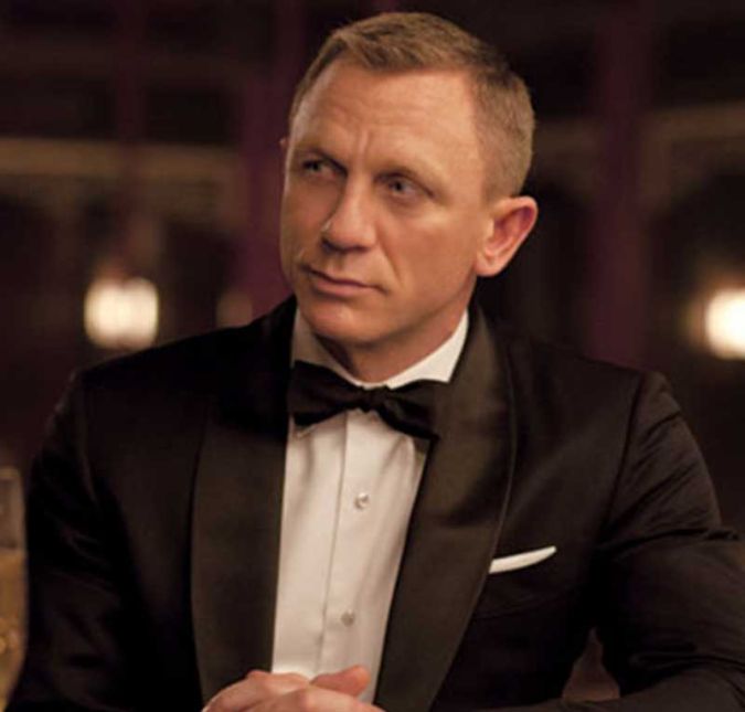 Daniel Craig é mais um dos afetadas pelo vírus. O ator britânico, conhecido por viver James Bond, testou positivo aos 54 anos de idade e teve a peça de teatro da Broadway cancelada duas horas antes da apresentação. A matinê de hoje e a apresentação noturna de Macbeth foram canceladas devido ao fato de Daniel Craig ter testado positivo para a Covid-19 nesta tarde. Pedimos desculpas pela inconveniência que isso causa a quem comprou ingresso, mas a segurança de nosso público, elenco e equipe continua sendo nossa principal prioridade. Todos os bilhetes para a apresentação cancelada serão reembolsados no ponto de compra original, dizia o comunicado oficial.