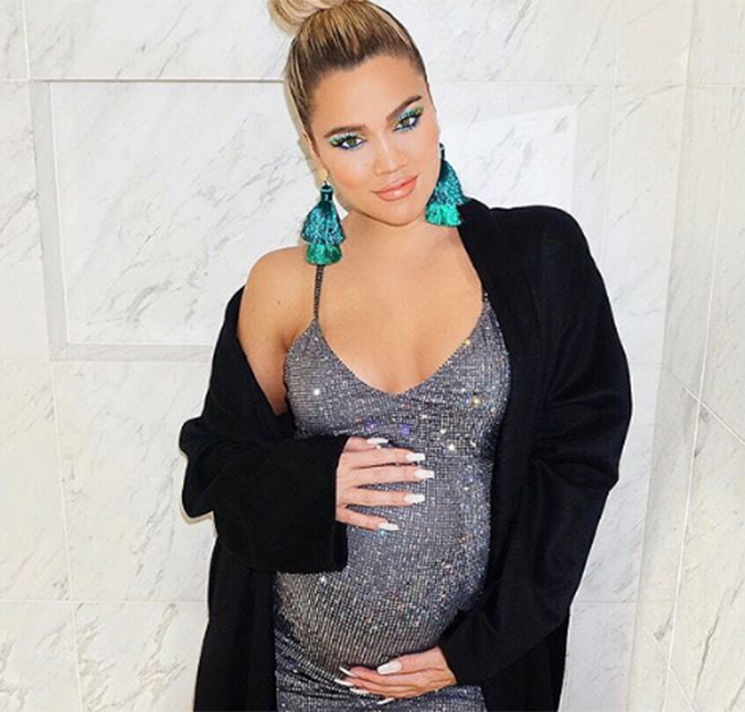 Após críticas, Khloé Kardashian declara que sua gravidez tem sido forte e saudável