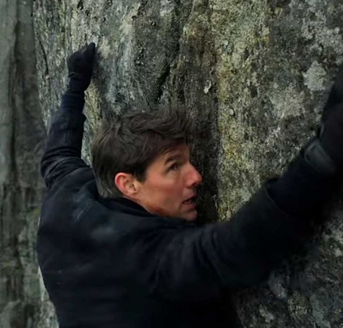 Tom Cruise, conhecido por não usar dublês, também passou por grandes apuros durante as filmagens de Missão Impossível 6. O ator quebrou o tornozelo enquanto filmava uma cena em que tinha que saltar de um prédio para outro correndo. A cena em que o galã se machuca acabou até ficando no longa. Tom Cruise, conhecido por não usar dublês, também passou por grandes apuros durante as filmagens de Missão Impossível 6. O ator quebrou o tornozelo enquanto filmava uma cena em que tinha que saltar de um prédio para outro correndo. A cena em que o galã se machuca acabou até ficando no longa.