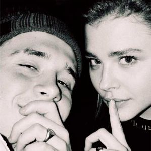 BROOKLYN BECKHAM, NAMORADO DE CHLOE MORETZ É VISTO BEIJANDO A