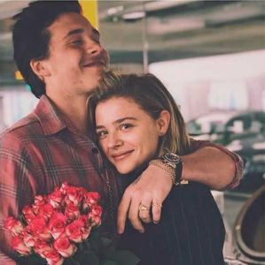 Brooklyn Beckham e Chloë Grace Moretz 'estreiam' como casal no