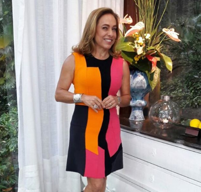 De muletas, Cissa Guimarães desmente internação por plástica: -<i>Cirurgia ortopédica</i>