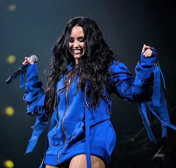 Demi Lovato interrompe <i>show</i> para pedido de casamento e leva os fãs a loucura, veja!
