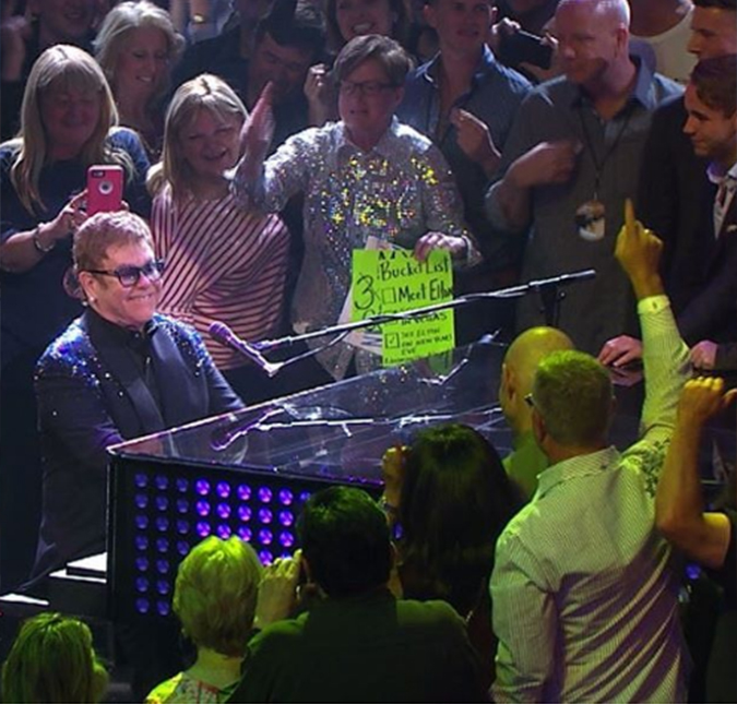 Elton John deixa palco após fã tocar em seu piano, entenda!