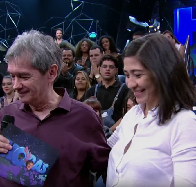 Serginho Groisman mostra o filho e beija esposa durante o <i>Altas Horas</i>!