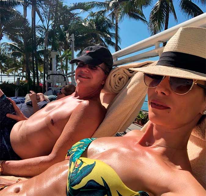 Boninho aparece em forma ao lado de Ana Furtado na piscina, confira!