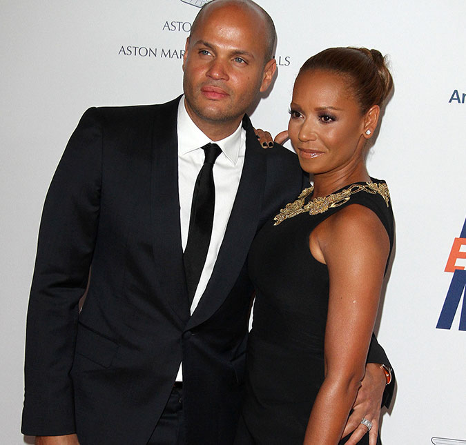 Mel B alega que o ex-marido mostrou vídeos violentos para as três filhas