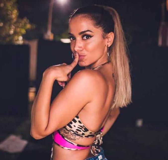 Quando Anitta dá a louca e começa a ironizar no Instagram Stories, o Twitter vai ao delírio e os fãs logo tratam de investigar para quem está sendo direcionado o deboche da beldade. Em outra ocasião, ela imitou uma pessoa que estaria se sentindo por se maquiar melhor do que o próprio maquiador que realiza a tarefa:  Ai, estou arrasando muito! Ai, esse make aí não sei, faço melhor, só eu consigo isso aqui, ó. Só eu consigo fazer. Eu criei um jeito de fazer melhor, todo mundo está fazendo assim [...] Quando você faz desse jeito eles não gostam. Eu vou te ensinar um jeito. Esse menino aqui, Henrique, só é maquiador por minha causa. Ele não sabia, eu que ensinei, botei ele nos trabalhos [...]. Em outro post, ela deu a entender que a pessoa é conhecida por apenas fazer críticas sobre outras pessoas, embora tente passar uma imagem boa na web Porque ninguém presta, né? [...] Me deixa mal, meu coração dói. Eu não sou de falar mal de ninguém, não. Mas é todo mundo falando mal [...], alfinetou enquanto imitava a pessoa, que foi denominada de A Perfeitinha, por ser sempre a amiga de todo mundo, que todo mundo a ama, e que ajuda todo mundo, ou seja, uma pessoa sem a menor modéstia e humildades. Até agora não se sabe de quem Anitta estaria falando, mas há rumores de que os comentários poderiam ter sido direcionados à Bruna Marquezine, Lorena Improta ou até mesmo Luísa Sonza. No Twitter, ela até chegou a negar que o shade foi para as meninas e explicou: Acordei hoje com um monte de mensagens de gente querendo saber pra quem foi as stories de perfeitinha. Pelo amor de Deus, não foi para ninguém, galera. Criou-se esse personagem dessa zoeira que a gente estava fazendo. Mas pelo amor de Jesus Cristo, aproveitem isso para nunca serem pessoas desse jeito