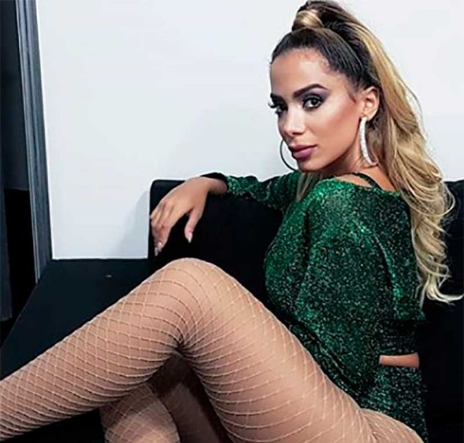 Anitta também usa as redes sociais para mostrar que tem uma personalidade bastante irônica quando necessário. Debochando de digital influencers que tentam conseguir coisas de graça em troca de divulgação, a cantora publicando um vídeo imitando essas pessoas forma engraçada e até meio exagerada. Anitta começa imitando alguém que quer ingressos para seus shows e ao longo dos vídeos seu exagero chega ao ponto dela surgir  para morar na casa de uma pessoa em troca de divulgação da casa para os seguidores. Em um deles, Anitta chega para o cantor Micael Borges dizendo entre risadas: - Nossa que legal você é cantor? Ai eu estou muito feliz porque eu tenho muitos seguidores, e eu queria saber, vou fazer uma cerimônia, um batizado. Você pode cantar na minha festa? Eu tenho muitos seguidores!. Os fãs cantora logo sugeriram que as indiretas da cantora seriam para a ex-BBB Emily Araújo e sua irmã gêmea Mayla, já que, segundo eles, as gêmeas teriam pedido ingressos para um show da beldade em troca de divulgação em suas redes sociais. Isso foi o suficiente os internautas entrarem na onda e debocharem das gêmeas nas redes sociais.