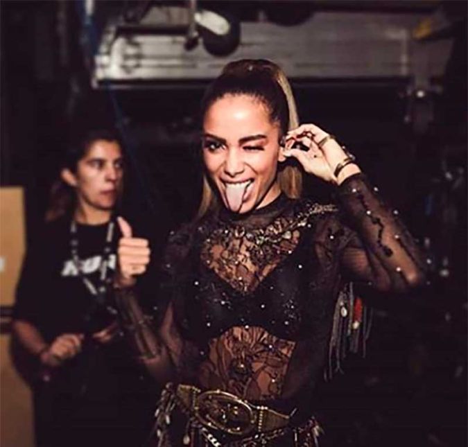 Quando estava de férias no Havaí, Anitta revelou que teve seu número de celular divulgado na internet. Após conseguir trocar o número, a cantora comemorou o fato de algumas pessoas não conseguirem mais se conectar com ela através do Whatsapp e outras redes sociais. Isso porque, ela disse estar incomodada com uma pessoa em especial que fica se vangloriando através de mensagens no aplicativo. A beldade explicou que uma pessoa tinha seu número de celular e mesmo sem receber resposta dela, ficava encaminhando links com notícias sobre suas conquistas, tentando mostrar seus feitos na carreira. Anitta ainda tentou despistar que seria alguém do meio artístico dizendo que achava muito chato as crianças mandarem o boletim escolar para ficarem exibindo suas notas. Após uma amiga próxima dela responder as indiretas sem entender sobre o que se tratava, Anitta explicou que na verdade é muito esquisito quem fica mandando notinhas sobre si mesmo através das redes sociais. Ela ainda simulou como seria se ela fizesse isso e ficou mandando notícias de seus últimos lançamentos e conquistas em sua carreira que foram veiculadas pelas imprensa para seu pai. Sem entender nada, ele apenas deu risada e a parabenizou. Mais humildade, né pessoal? Afinal, todo mundo sabe quem faz sucesso e quem não! Para completar a história do número de celular, dias depois, Anitta precisou esclarecer que quando pediu que os amigos lhe mandassem direct pedindo seu novo contato, ela quis dizer em realmente amigos. A nova indireta foi o suficiente para os internautas acreditarem que mais uma vez Emilly teria pedido o número de celular da cantora.